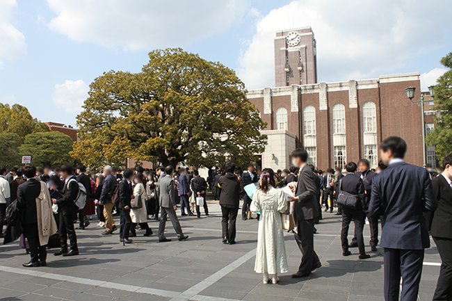〈Topic ‘22〉時計台前にひと時の賑わい　卒業式・大学院学位授与式