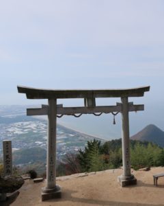 高屋神社本宮から鳥居越しに景色を眺める