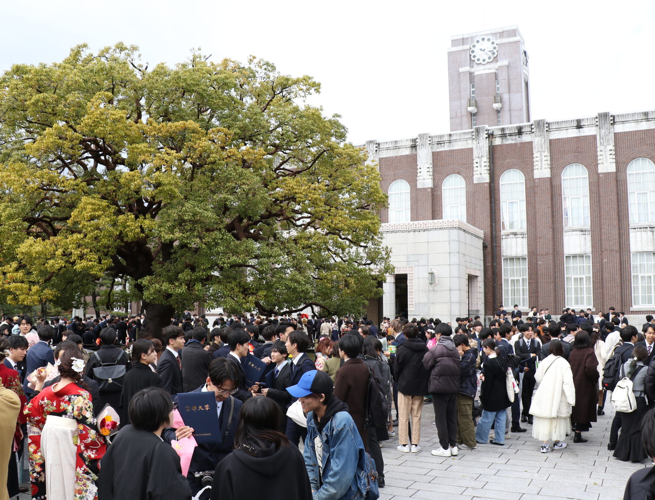 〈Topic ’24〉門出の日 華やぐ時計台前　卒業式・大学院学位授与式
