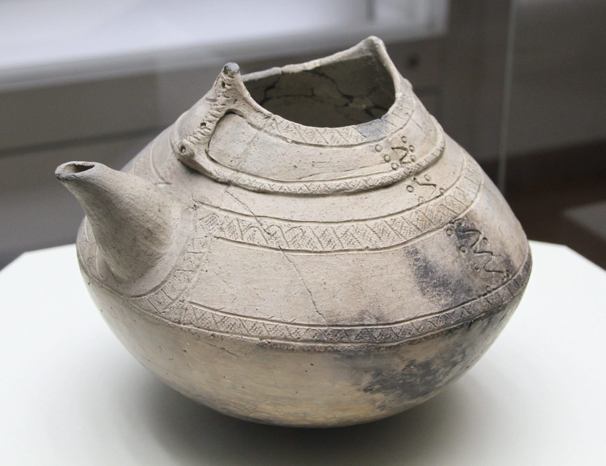 〈展示評〉永らく眠る地下世界　『比叡山麓の縄文世界』展