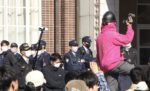 時計台「占拠」 警察入構し阻止　京大 通報の経緯明かさず