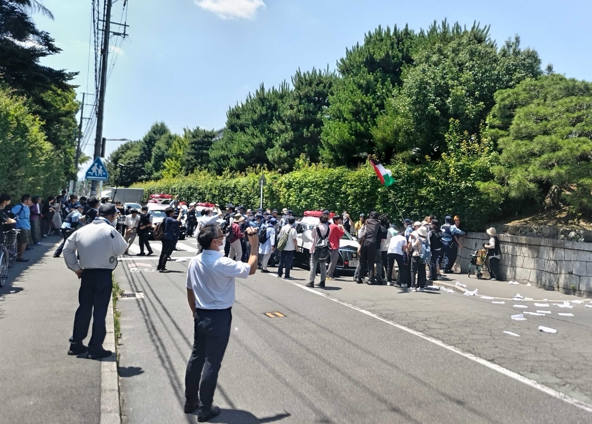 京大正門前で警察入構　全学連の1名逮捕