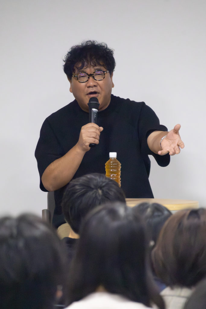 まずは全部「聴く」ことから　カンニング竹山さん 京大で講演