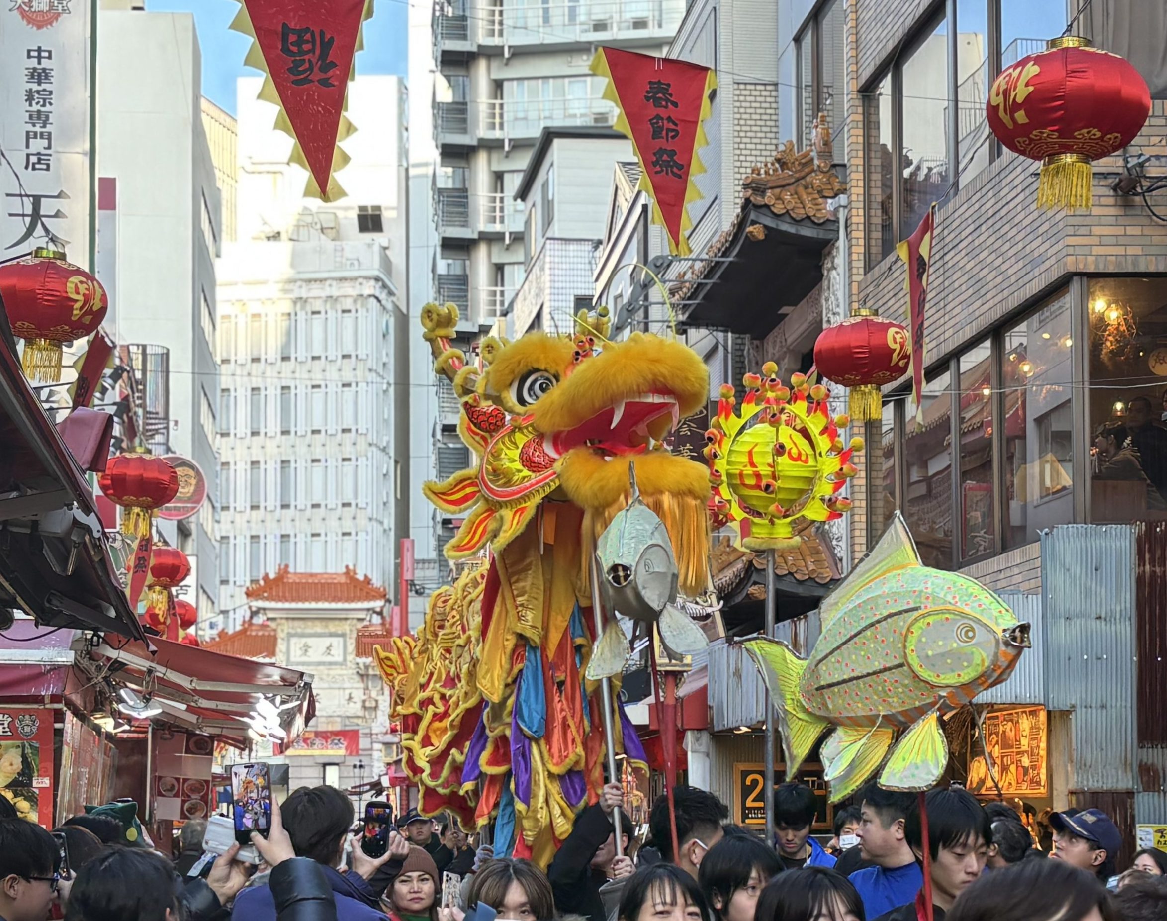 〈Topic’26〉金龍、新春の南京町に舞う　神戸・南京町の春節祭