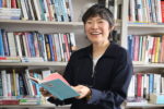 拝見 研究室の本棚 第6回　文学研究を支え、創作を見守る本棚。　吉田恭子 教授（人間・環境学研究科）